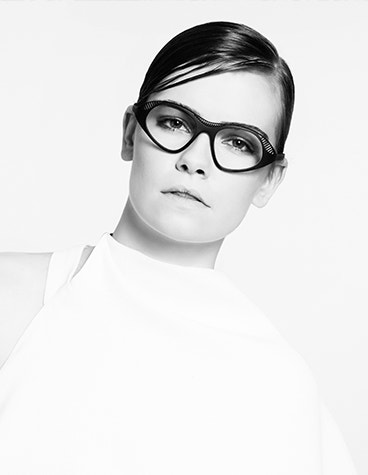 Female model tilting her head, looking at camera, wearing Hoet Cabrio eyewear