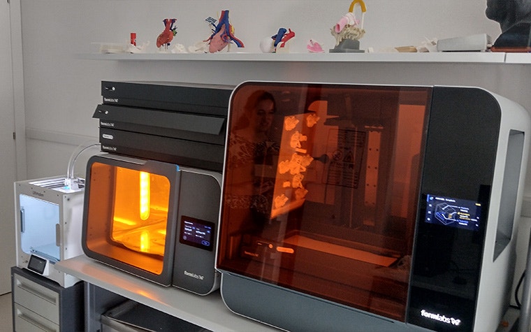 ボローニャ大学のポイントオブケア研究室にあるFormlabsの3Dプリンター。3Dプリントされた解剖モデルはプリンターの上の棚に置かれている。