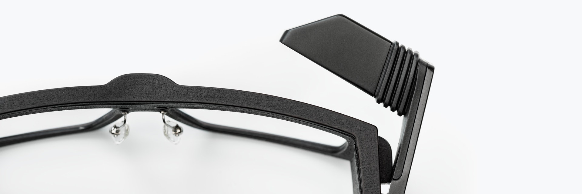 IristickZ1スマート安全メガネからの3軸ピボットのクローズアップ