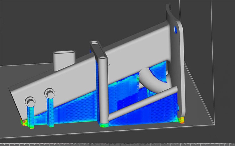 Ansys 시뮬레이션 모듈에서 분석 중인 3D 모델입니다. 모델은 회색이고 서포트는 파란색입니다.