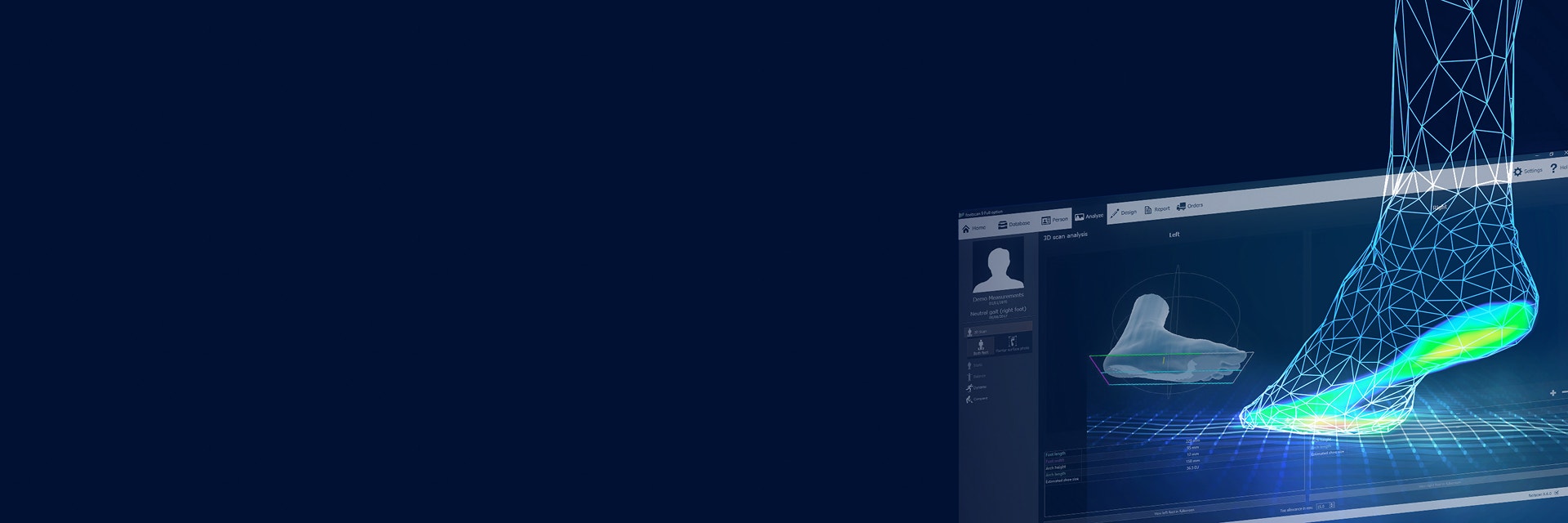 Ein computergeneriertes 3D-Bild eines menschlichen Fußes und Knöchels mit einer leuchtenden Sohle, die aus einem Computerbildschirm hervorgeht, auf dem eine Software zum Entwurf von Orthesen zu sehen ist.