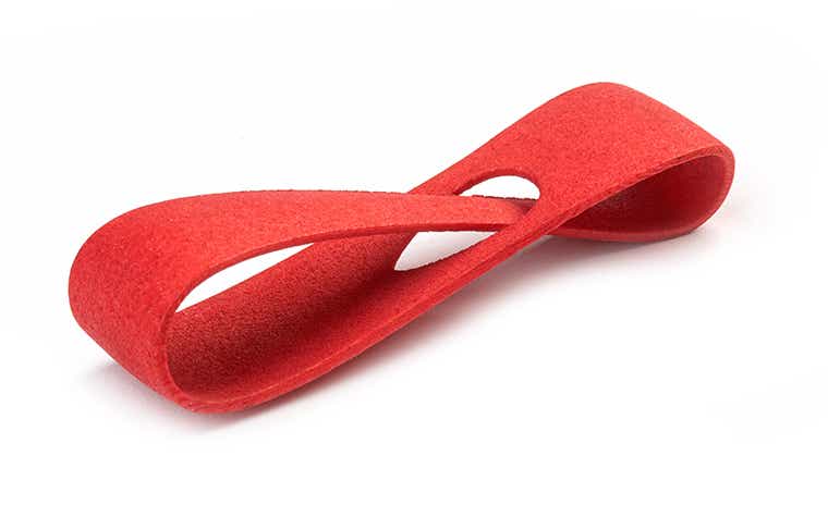 Eine glatte Musterschleife, 3D-gedruckt aus PA-GF und rot eingefärbt.