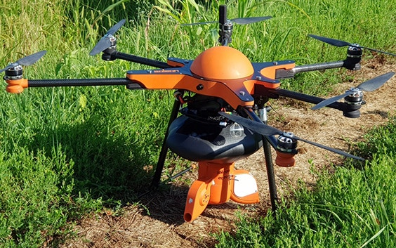 Drone SoleonAgro con parti stampate in 3D in piedi a terra