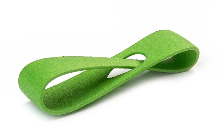 Eine grüne 3D-gedruckte Schlaufe aus PA 12, die im Lasersinterverfahren hergestellt wurde und eine glatte und farblich gefärbte Oberfläche aufweist.