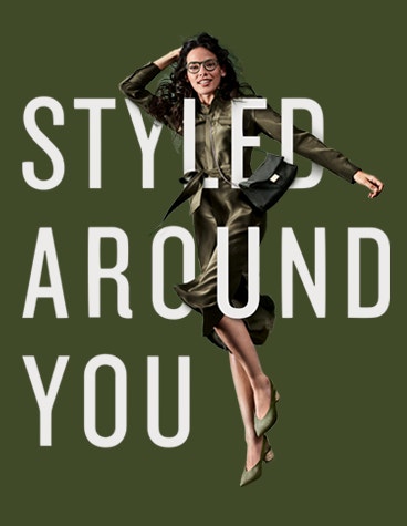 Weibliches Model, das eine Hoet x Yuniku-Brille trägt, mit „STYLED AROUND YOU" im Hintergrund.