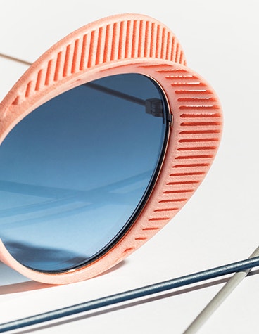 Close-up of the lens and salmon frame of Safilo OXYDO sunglasses