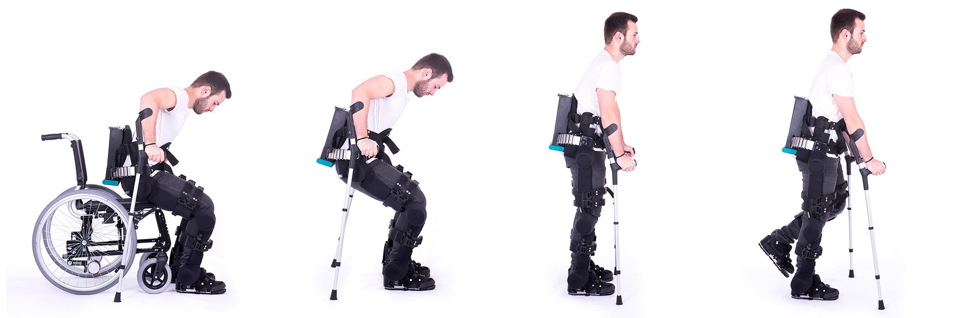 Ein Patient im Rollstuhl steht mit Hilfe des HANK-Exoskeletts auf