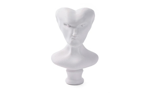Un busto bianco di un alieno realizzato in ABS utilizzando la modellazione a deposizione fusa.