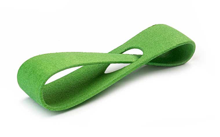 Une boucle d'échantillon lisse imprimée en 3D en PA-GF et teintée en vert.