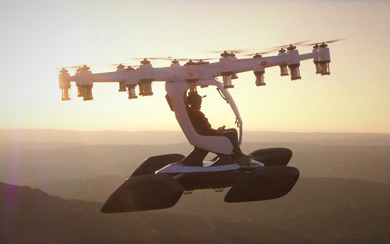 Persona che pilota l'aereo LIFT mentre il sole tramonta