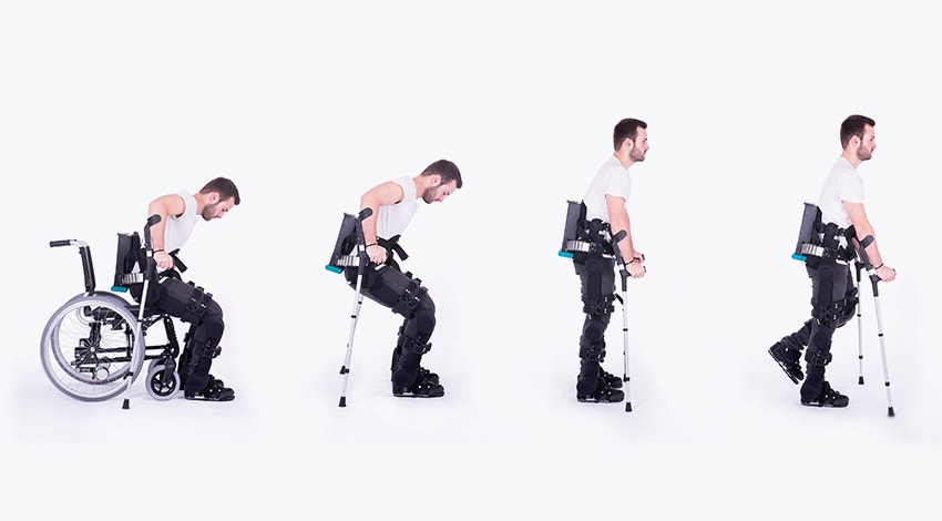 Un patient en fauteuil roulant se lève grâce à l'exosquelette HANK