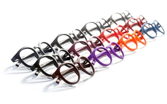 Filas de monturas para gafas impresas en 3D en varios colores