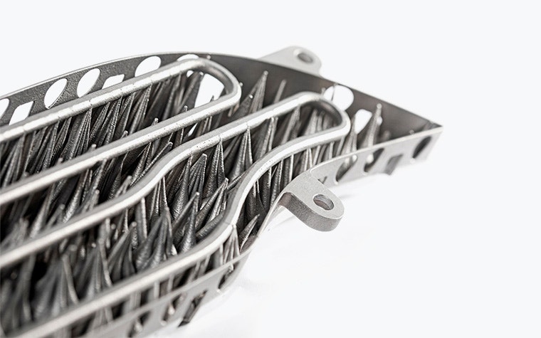 Blick auf die inneren Strukturen in einem 3D-gedruckten Laminierwerkzeug aus Metall.
