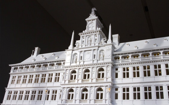Ampia vista di un modello architettonico stampato in 3D del municipio di Anversa