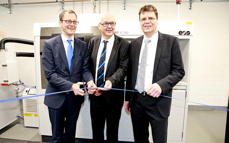 Fried Vancraen, PDG de Materialise, coupe le ruban lors de l'ouverture du Centre de Compétences Métal à Brême.