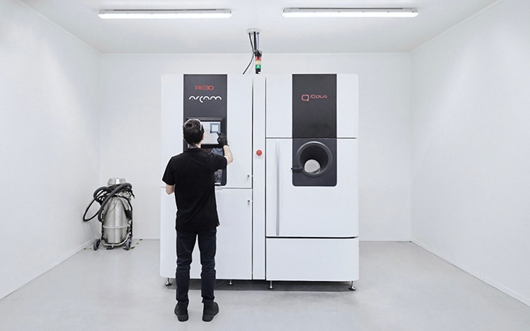 A machine operator at Zenith Tecnica preparing the machine for 3D printing