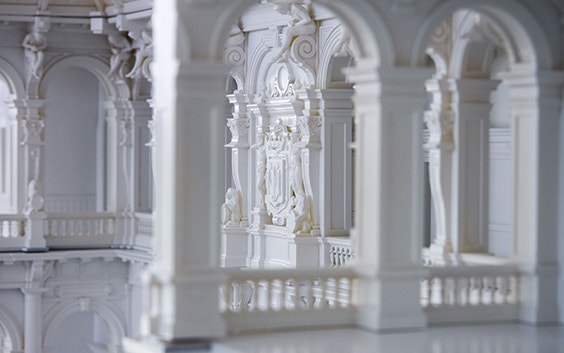 Primer plano que muestra los intricados detalles del interior de un modelo del ayuntamiento de Amberes