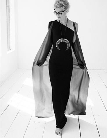 Female model wearing the Hoet Cabrio SX collection and walking down a hallway