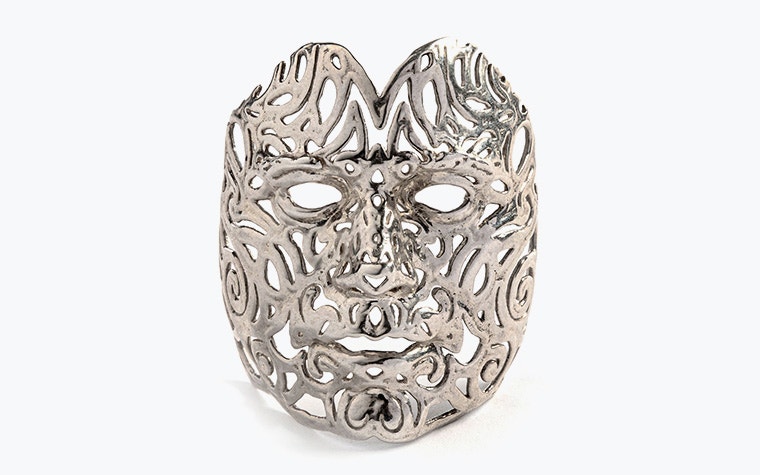 Una complessa maschera facciale in argento realizzata con la tecnica della fusione a cera persa.