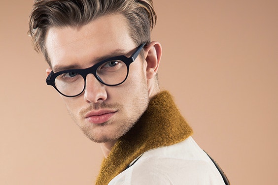 Nahaufnahme eines männlichen Models, das eine 3D-gedruckte Brille aus der Hoet Cabrio Bi-Color-Kollektion trägt.