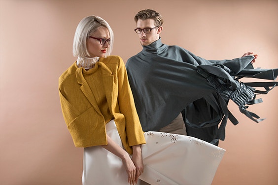Modèles masculin et féminin posant en portant des lunettes Hoet Cabrio Bi-Color.