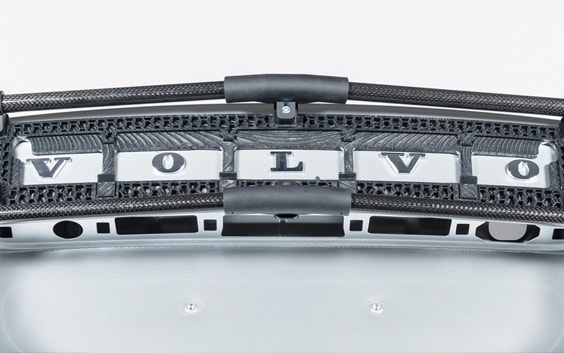 Primer plano de la plantilla de encolado impresa en 3D y el logotipo de Volvo