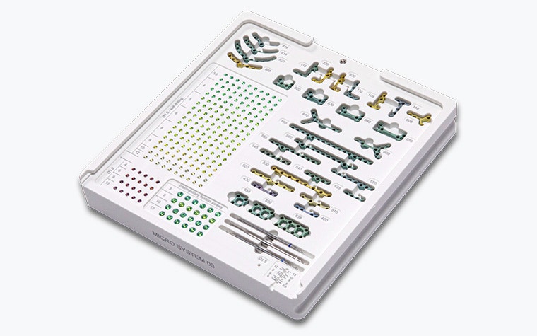 Un juego completo de placas y tornillos para soluciones craneo-maxilofaciales Materialise