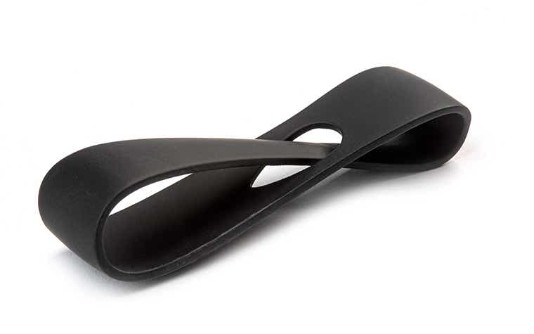 Eine schwarze 3D-gedruckte Schlaufe, die mit Grundierung und Soft-Touch-Lack versehen ist.