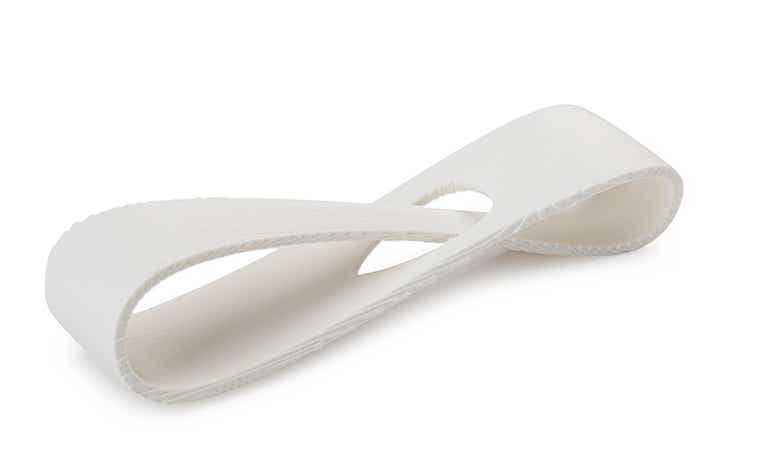 Un anello bianco stampato in 3D realizzato in ABS-M30 mediante modellazione a deposizione fusa, con finitura normale.