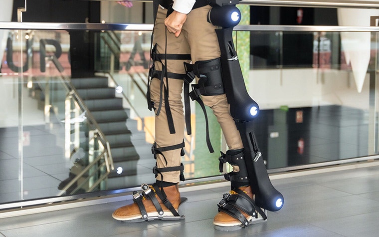 Person, die das HANK-Exoskelett von GOGOA an ihren Beinen trägt