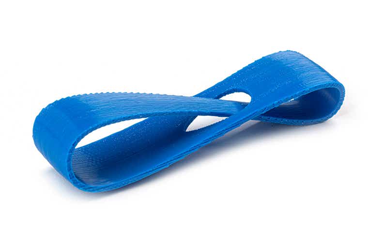 Un bucle azul impreso en 3D hecho de ABS-M30 mediante modelado por deposición fundida, con un acabado normal.