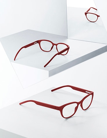 Rote Yuniku+Ørgreen-Brille in einem Spiegel reflektiert