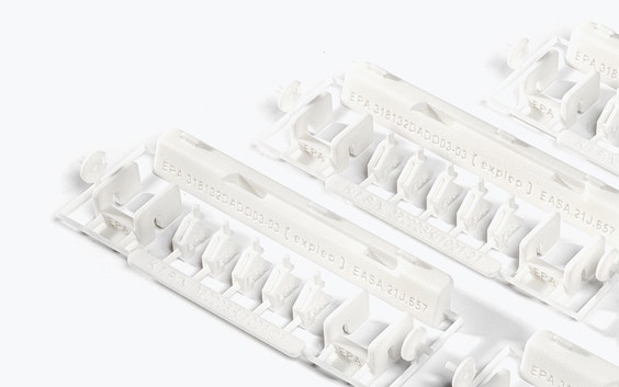 Una serie de kits de reparación impresos en 3D con EASA 21.Etiquetas de calidad J. El kit contiene piezas pequeñas de plástico blanco hechas a partir de poliamida retardante de llama y diseñadas por Expleo. Estas piezas se utilizan para sustituir cierres que suelen romperse en los paneles del Boeing 737.