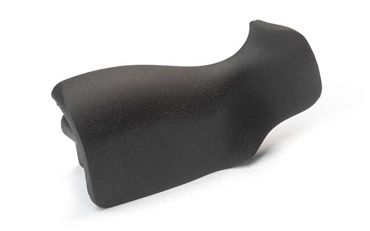 Un mango negro mate fabricado con poliuretanos similares al ABS mediante fundición al vacío, con un acabado normal.