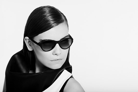 Immagine in bianco e nero di una modella che guarda lontano dalla fotocamera e indossa occhiali da sole Hoet Cabrio