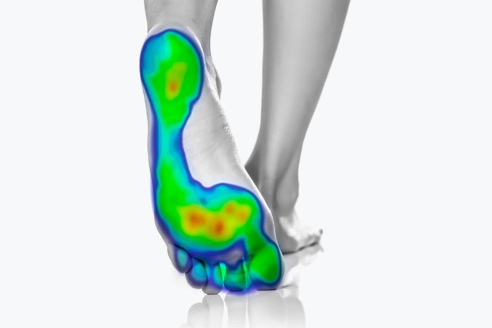 Eine laufende Person, deren Fußsohle eine Farbkarte zeigt