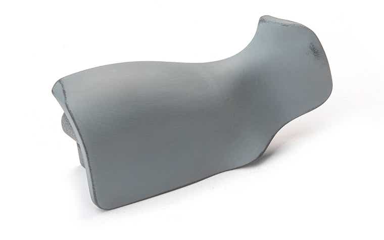 Una maniglia grigia realizzata con poliuretani simili all'ABS mediante colata sotto vuoto, rifinita con primer e pronta per la verniciatura.