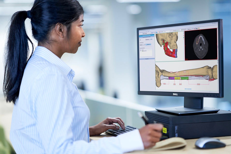 Eine medizinische Fachkraft an einem Schreibtisch verwendet Medizin-Software