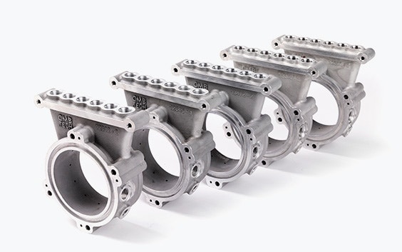 Une rangée de cinq anneaux d'injection en métal aluminium imprimés en 3D, fabriqués pour la technologie de combustion d'hydrogène à double carburant de CMB.TECH.