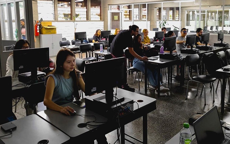 A classroom of students at the University of Antioquia are learning how to use Materialise Mimics Core and 3-matic Medical software. The students are at their desks and using PCs.