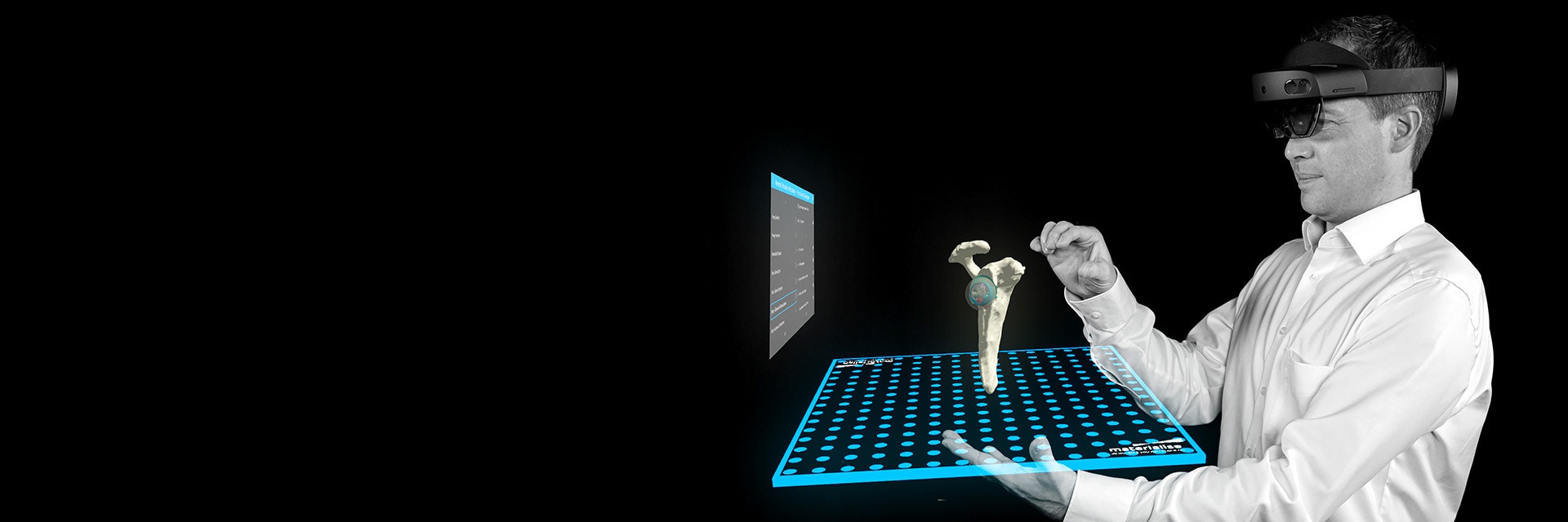 Microsoft Hololensを装着した男性が、Mimics Viewerの拡張現実（AR）機能を使って、股関節と人工股関節の模型を見ている様子