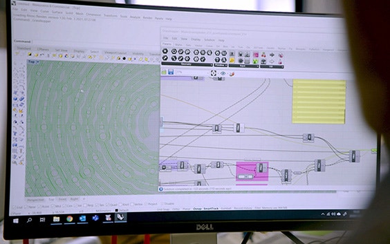 Blick über die Schulter einer Person, die mit einer Design-Automatisierungssoftware arbeitet