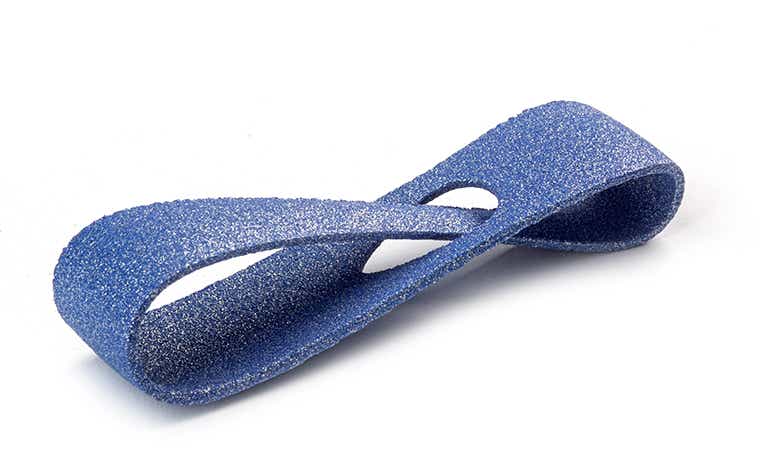 Eine glitzernde blaue 3D-gedruckte Schlaufe aus PA-AF (aluminiumgefüllt), die im Lasersinterverfahren hergestellt wurde und eine farbige Oberfläche aufweist.