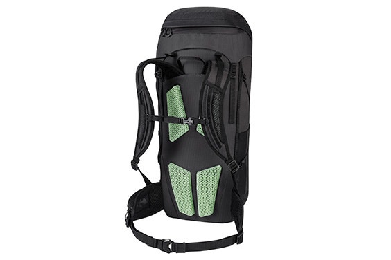 Jack Wolfskinの黒いバックパックの背面には、緑色の3Dプリントが施されている。