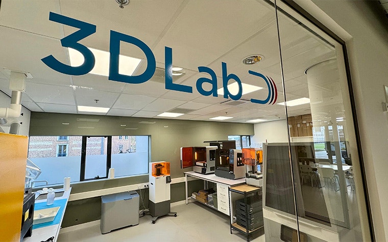The words '3D Lab' on a glass wall at the entrance of Radbound University's 3D lab