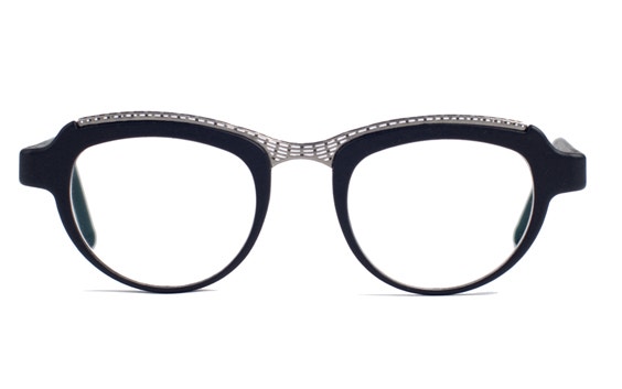 Gafas negras impresas en 3D con un componente diseñado en forma de malla