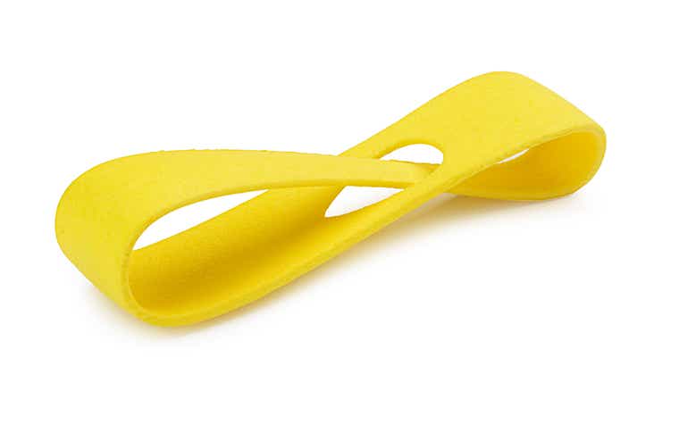 Eine glatte Musterschleife, 3D-gedruckt aus PA-GF und gelb eingefärbt.