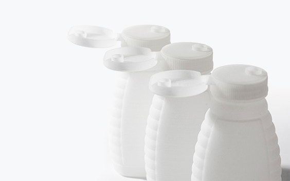 Reihe von 3D-gedruckten Honigflaschen aus Polypropylen mit offenen Schnappverschlüssen