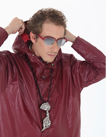 Modelo masculino blanco tirando de la capucha mientras lleva gafas rojas de Hoet Cabrio SX