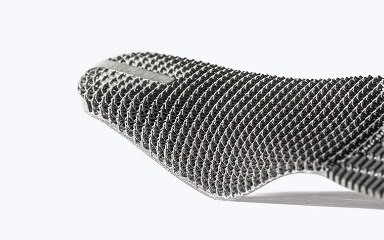 Nahaufnahme des Endes einer Schuheinlegesohle, die mit Multi Jet Fusion und dem Material PA 12 3D-gedruckt wurde